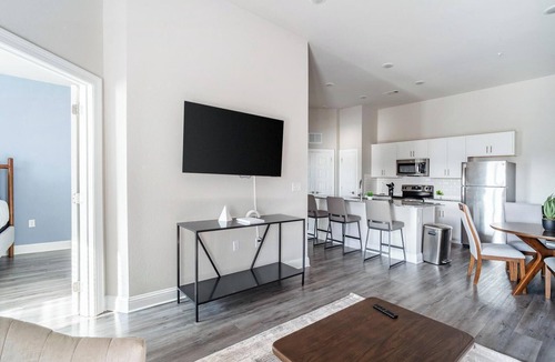 Harvey Apartment | Landing | Beautiful 2BD, Clubhouse, Gym
