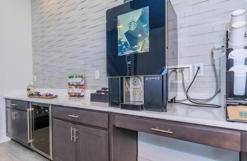 Harvey Apartment | Landing | Beautiful 2BD, Clubhouse, Gym