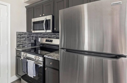 Richmond Apartment | Landing | Beautiful 2BD, Gym, Pool
