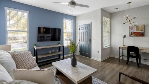 Sand Ridge Apartment | Landing Chic 1BD Gym Clubhouse