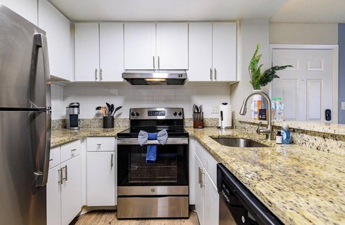 Interchange Square Apartment | Landing | Chic 1BD, Tennis Court, Gym