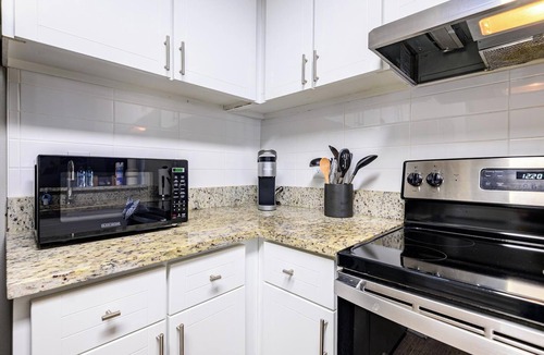 Interchange Square Apartment | Landing | Chic 1BD, Tennis Court, Gym