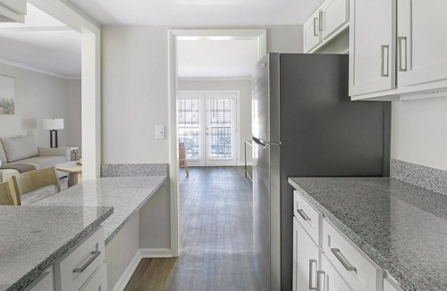Homewood Apartment | Landing | Modern 1BD, Gym, Pool