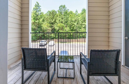 Biloxi Apartment | Landing | Modern 3BD, Pool, Gym