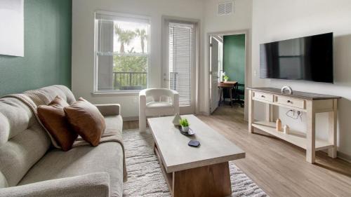 Southside Apartment | Landing Spectacular 1BD Clubhouse Gym