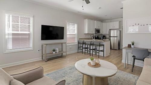Huntsville Apartment | Landing Stunning 1BD Gym Pool