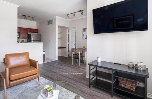 Barker Apartment | Landing | Stylish 1BD, Gym, Clubhouse