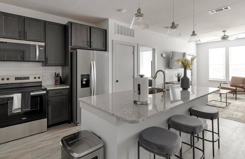 Corinth Apartment | Landing | Stylish 2BD in Corinth
