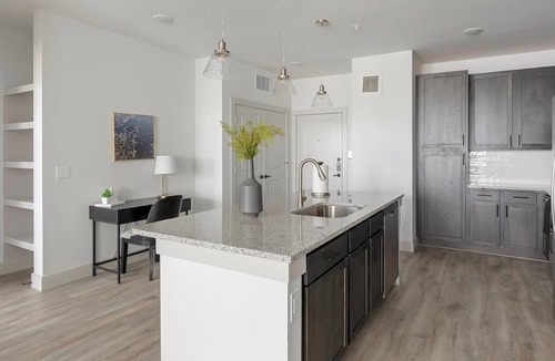 Corinth Apartment | Landing | Stylish 2BD in Corinth