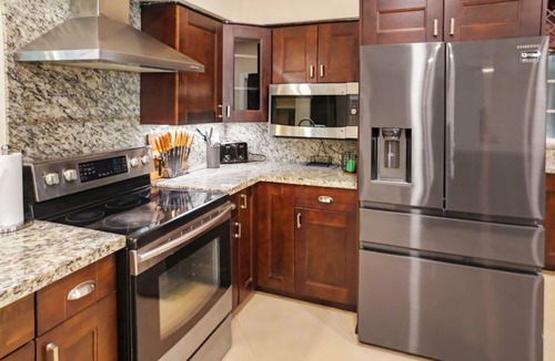 Hallandale Beach House | Large 10 person lake front 4-bedroom Jacuzzi home in Hallandale Beach