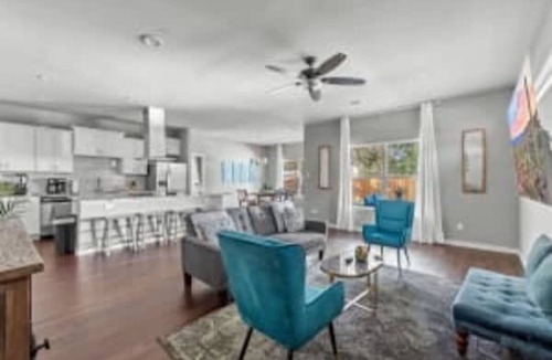 Oak Cliff House | Large 3BD 2BR Lower Bishop Arts Near Downtown Dallas