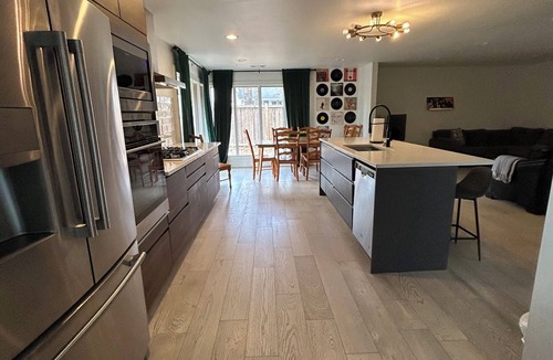 Belden House | Large Contemporary 5-bedroom house with privacy! Sleeps 12