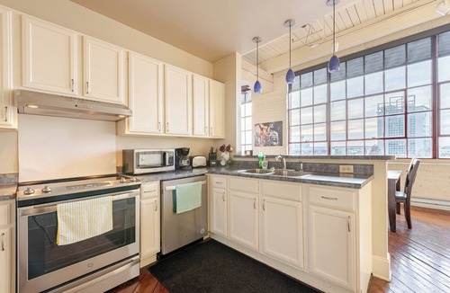 Central Business District Condo | Large Downtown Condo with Magnificent City Views and Secure Onsite Parking