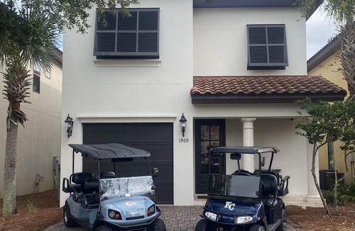 Villa Lago House | Large family home on the golf course, 2 golf carts plus a community pool!