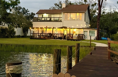 Brown Island House | 🌅LARGE Luxury Riverfront Dock Retreat🎣Peaceful Dolphins🐬LONGER STAYS🌴2 KINGS👑