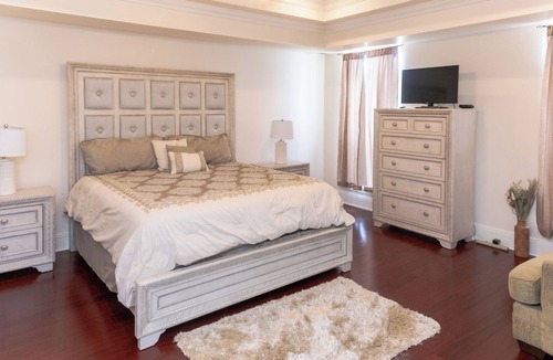 Algiers Bed & Breakfast | Large Mini Mansion with Oasis backyard with large saltwater pool and Jacuzzi!