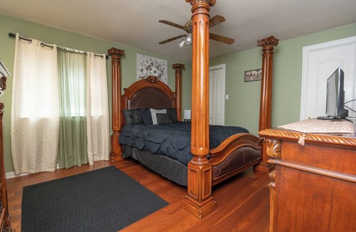 Algiers Bed & Breakfast | Large Mini Mansion with Oasis backyard with large saltwater pool and Jacuzzi!