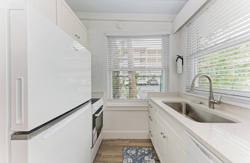Sarasota Cottage | Large Renovated Studio-Steps to beach and walk to St. Armand's