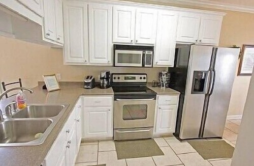 Sunnyside House | LAST MIN SPECIALS, 5 Bedrms, 4.5 Bath, private pool, Ocean View, Steps to Beach