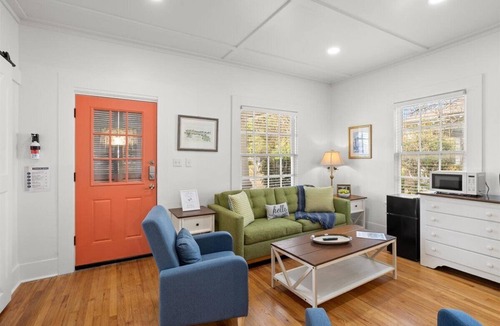 Laurel House | Laurel’s Historic Downtown 1930s Cottage