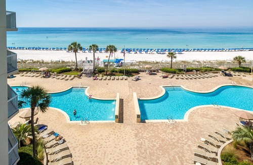 Destin Condo | Lavish 2-story beachfront penthouse w/media room & balcony!