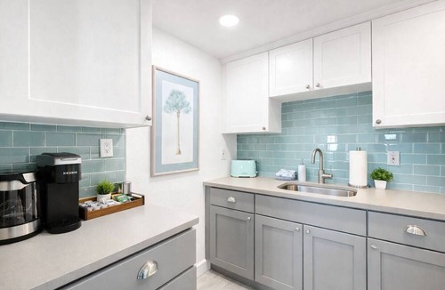 Sarasota Cottage | Lido Bungalow Walk to Beach & St. Armand's Circle