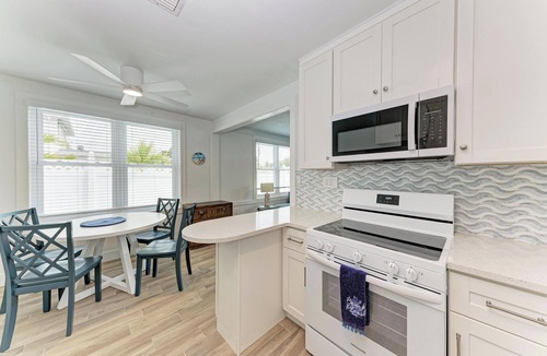Sarasota Cottage | Lido Key House- Ultimate Beach Escape, Steps from the beach & St. Armand's