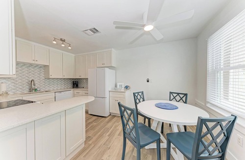 Sarasota Cottage | Lido Key House- Ultimate Beach Escape, Steps from the beach & St. Armand's