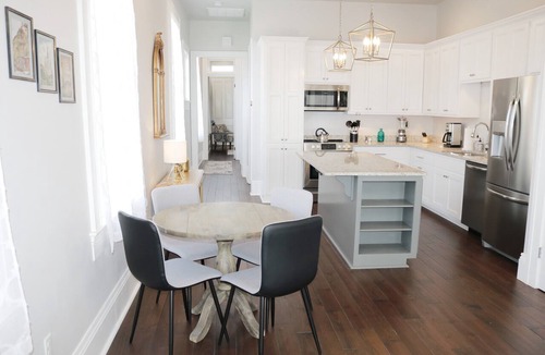 Lower Garden District Apartment | Light Filled 2BR Balcony Lower Garden District Near Streetcar