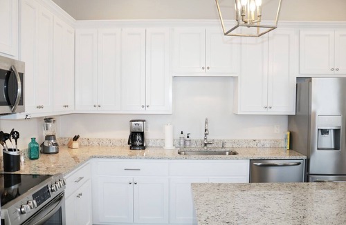 Lower Garden District Apartment | Light Filled 2BR Balcony Lower Garden District Near Streetcar