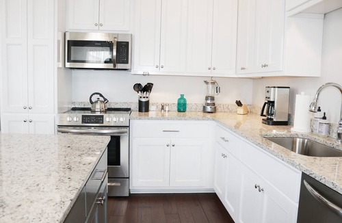 Lower Garden District Apartment | Light Filled 2BR Balcony Lower Garden District Near Streetcar