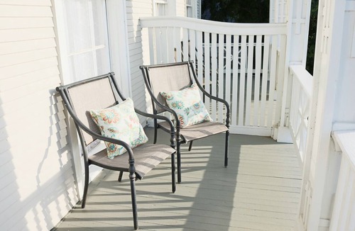 Lower Garden District Apartment | Light Filled 2BR Balcony Lower Garden District Near Streetcar