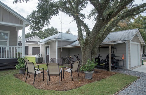 Old Town House | "Lil House" Cozy 2-bedroom cottage walking distance to beach and downtown.