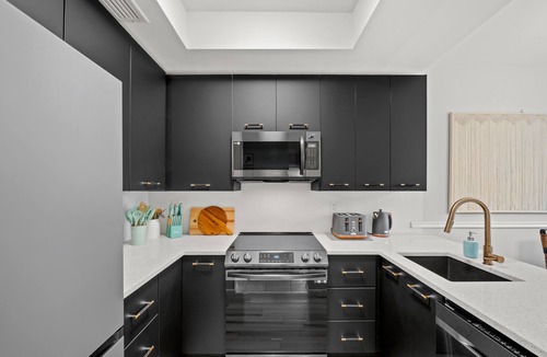 Central Naples Condo | Limited-Time Summer Deal on Lovely 2BR Condo with Tennis