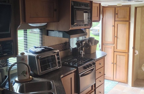 De Funiak Springs RV Rental | Little Mt. Retreat Camper with Water, Sewage, AC, and Limited Internet
