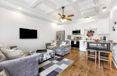 Hollygrove Cottage | Live like a local! - Private Guesthouse