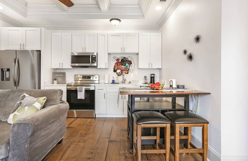 Hollygrove Cottage | Live like a local! - Private Guesthouse