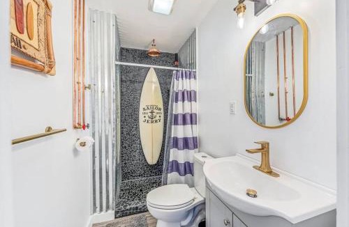 Fort Walton Beach Apartment | Livin Right Surf Loft: pickleball, basketball, close to the fun