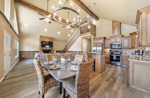 West Livingston House | Livingston Landing: Pool, Games & Lake Views