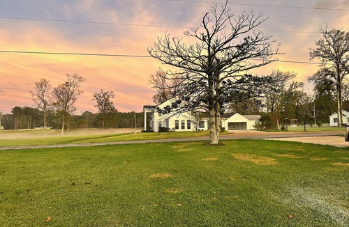 Forest House | Local landmark 4-bedroom estate with WiFi, AC on large farm in Forest, MS