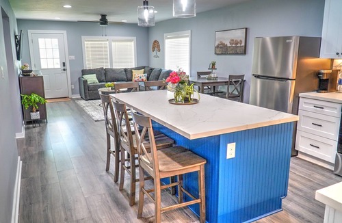 League City House | Located in historic League City, walkable to shops & food