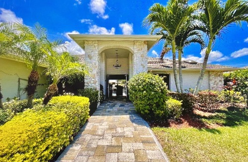 Kings Lake House | Located near downtown, restaurants and the beach !