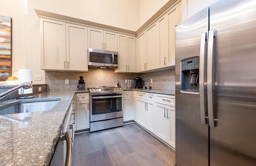 Central Business District Apartment | 🐊LOCATION & CONDO to Stay in When Visiting DOWNTOWN NOLA! QN Sleeper Sofa & 15 ft Ceilings!🐊