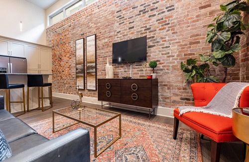 Central Business District Apartment | 🐊LOCATION & CONDO to Stay in When Visiting DOWNTOWN NOLA! QN Sleeper Sofa & 15 ft Ceilings!🐊
