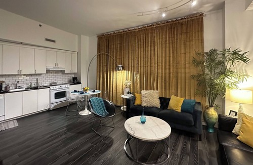 Central Business District Condo | Location Location Location! Comfy Plush Modern Condo in The Center of Everything