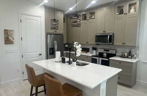 Naples Cottage | LOCATION! New 2-bed 2 bath cottage w soaring ceilings, sunset near town, beaches