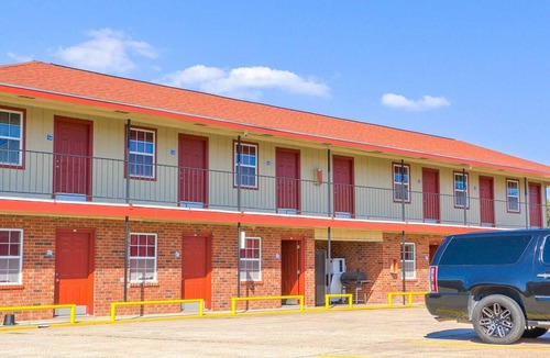 Lockport Apartment | Lockport, LA|King Bed Non-Smoking