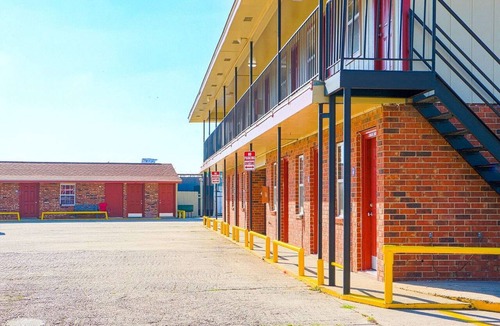 Lockport Apartment | Lockport, LA|King Bed Non-Smoking