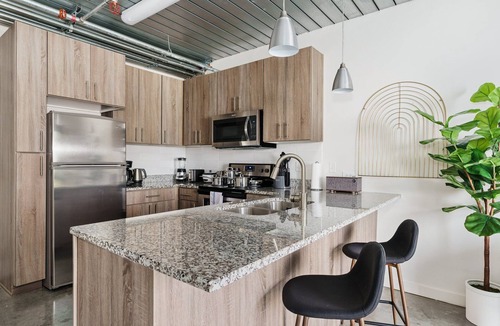 Midtown Apartment | Lodgeur | Suave midcentury modern 1BR | Midtown