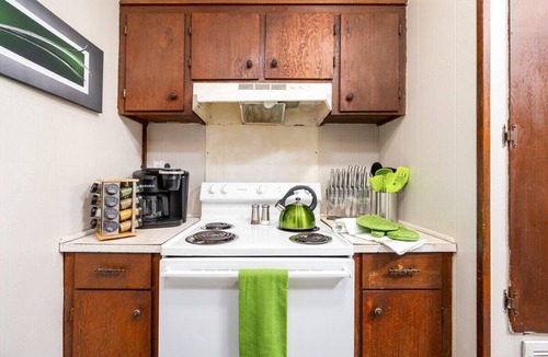 Pineville Apartment | Long Stay Near D.T King Bed Smart TV Pets W/D